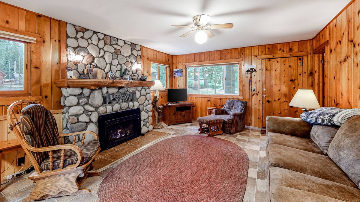 Joseph Cabin | Dog-Friendly Cabin Close to the Lake & Next to Wallowa River w/WiFi, W/D