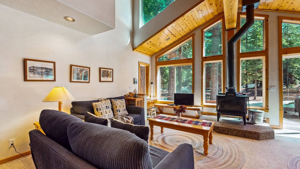 Truckee Cabin | Dog-friendly cabin with pool & hot tub - near hiking/skiing