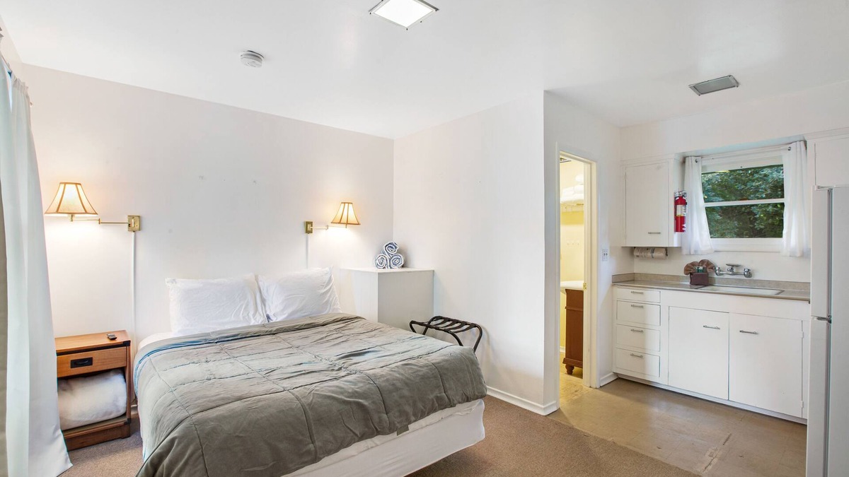 Nahcotta House | Dog-friendly cottage close to the water with firepit - walk to Morehead Park