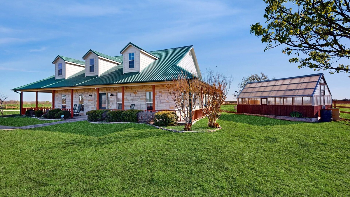 Celeste House | Dog-friendly countryside home with firepit, wraparound porch, & prime stargazing