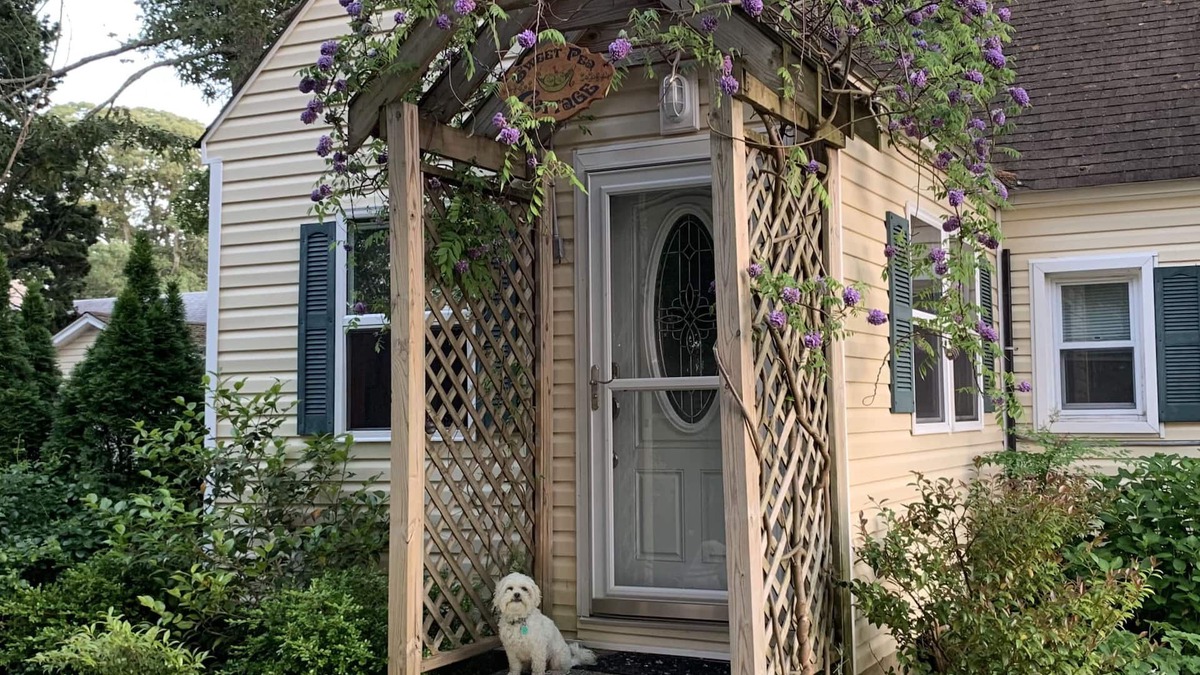 Villas Apartment | Dog Friendly, Cozy Cottage, 1st Floor Apt for 2; A Fine Art and Garden Retreat!