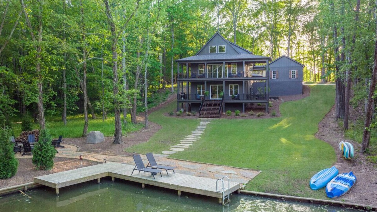 Lake Oconee Cabin | Dog Friendly, Game Room, Kayaks, Dock, SUP Boards