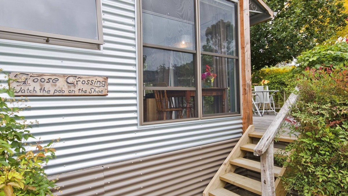 Lorne Apartment | Dog friendly Goose Crossing studio, 15 minute walk to the beachn9 Babington Lane