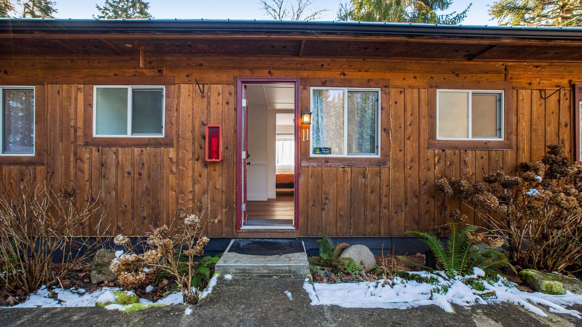 Quilcene Apartment | Dog-friendly hiker's studio with fast WiFi & mountain views