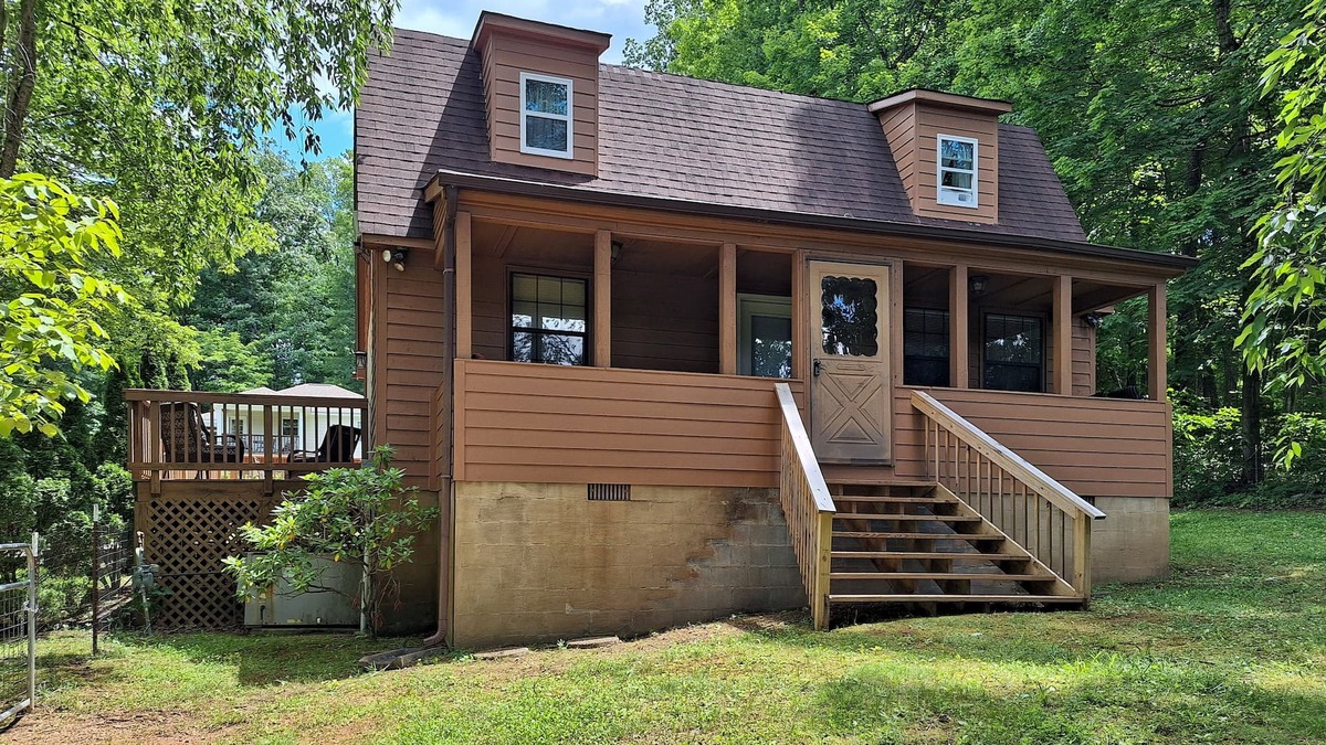 Andersonville House | Dog-friendly home w/free attraction tickets, a large deck, & private parking