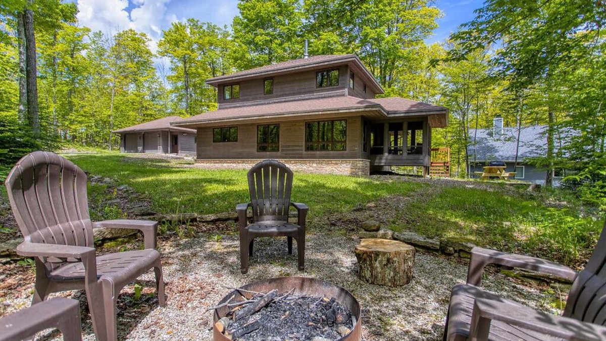 Jacksonport Cottage | Dog Friendly home near Cave Point County Park!