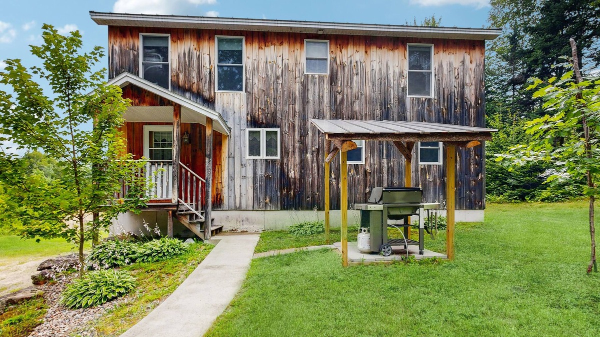Jefferson House | Dog-friendly home with huge yard & fireplaces - near swimming hole, snowmobiling