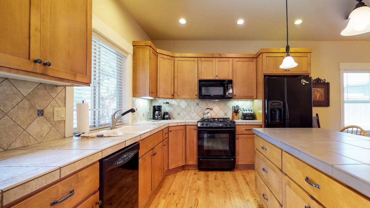 Sagewood House | Dog-friendly home with private hot tub, sauna, furnished patio & fenced yard