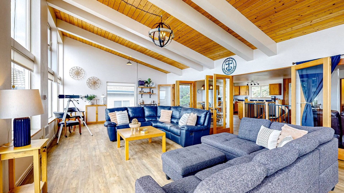 Florence House | Dog-friendly home with amazing ocean & sunset views - walk to Ocean Way Beach