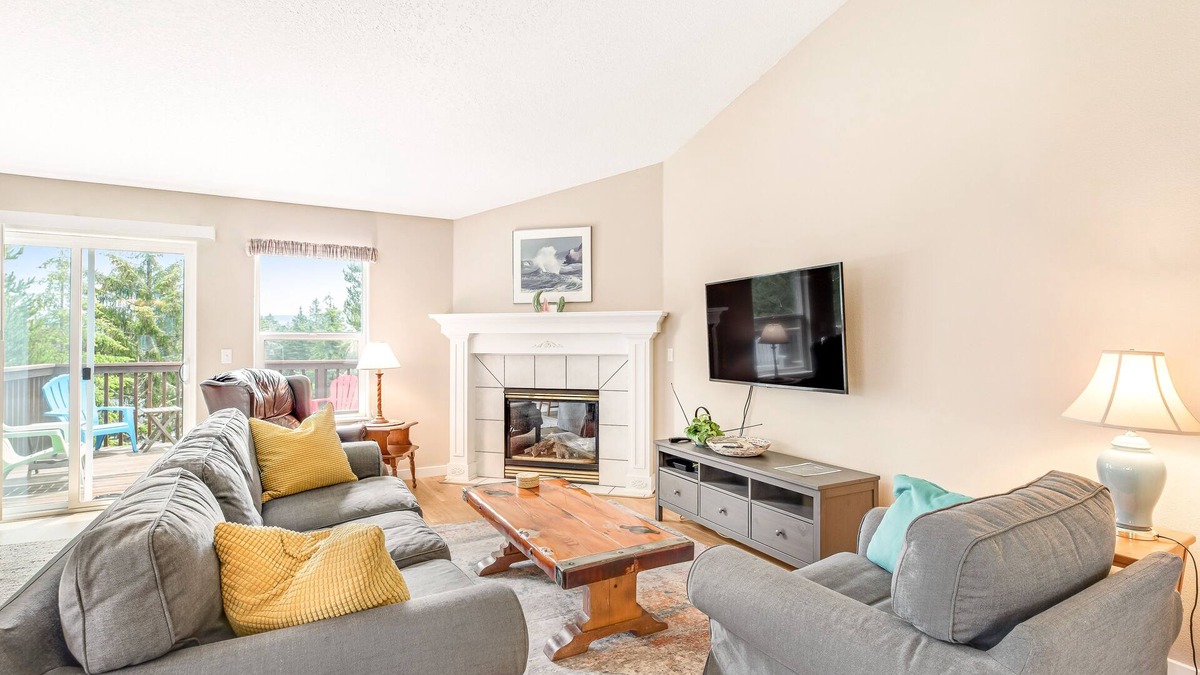 Nehalem House | Dog friendly house w/spacious deck, gas grill, near Manzanita and the ocean