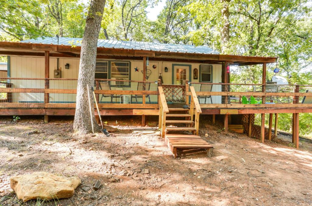 Kingston House | Dog-Friendly Kingston Cabin with Wraparound Deck!
