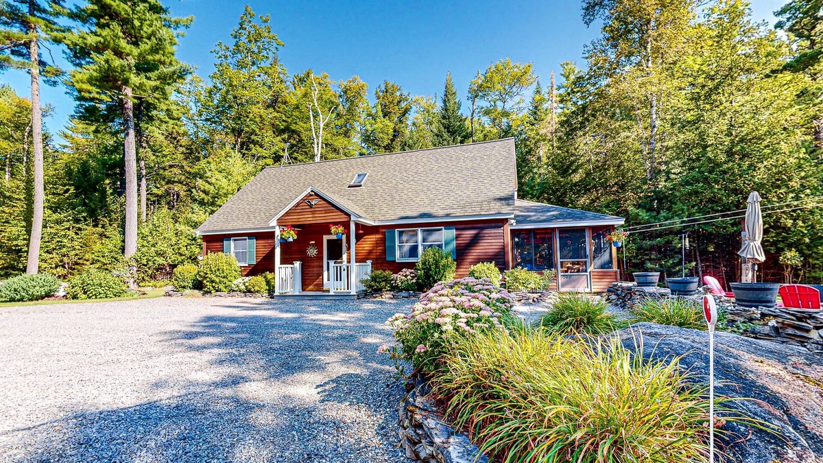 Bowerbank House | Dog-Friendly, lakefront gem with private dock, deck, horseshoe pit & firepit