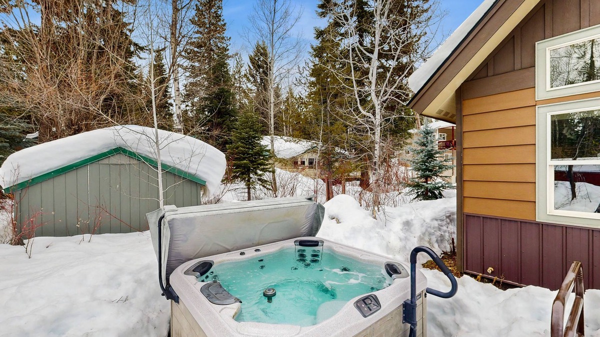 McCall Cabin | Dog-friendly lake-view home with great outdoor space & private hot tub
