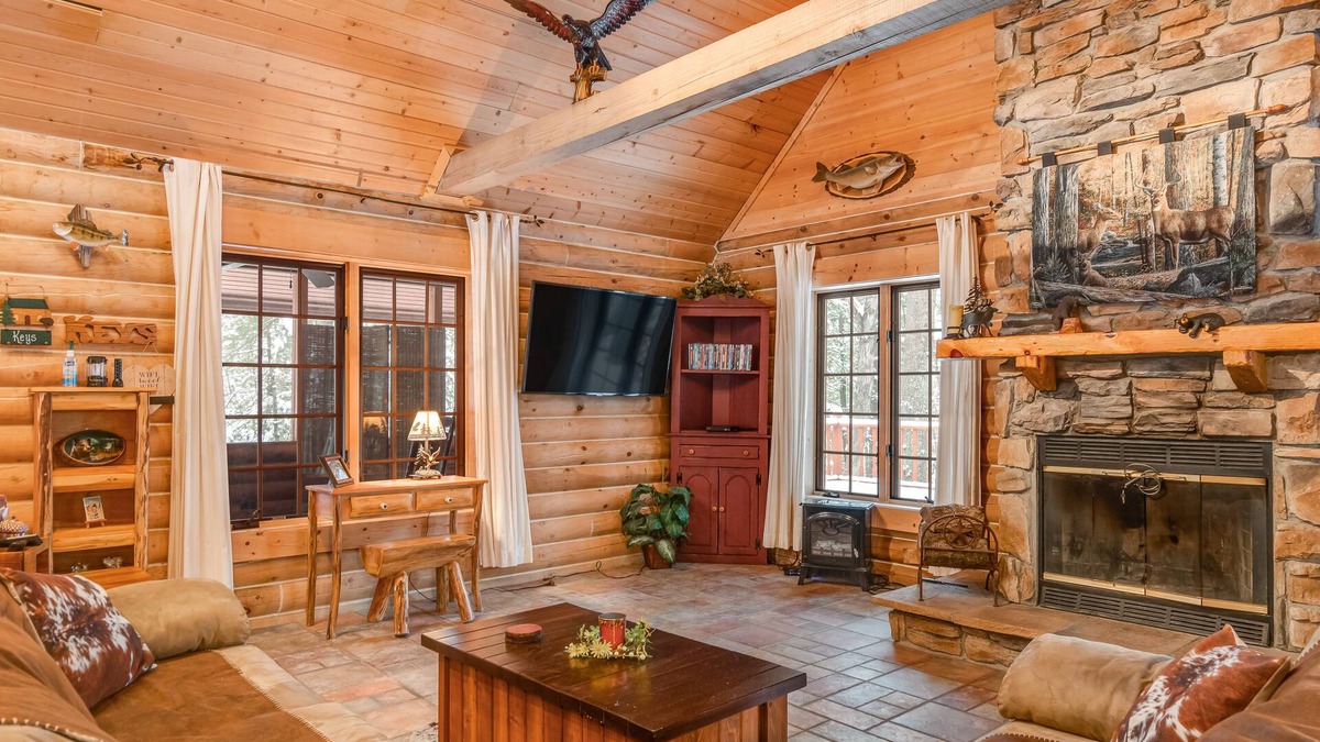 Mauston House | Dog-friendly log cabin on the river with deck & firepit - near Wisconsin Dells