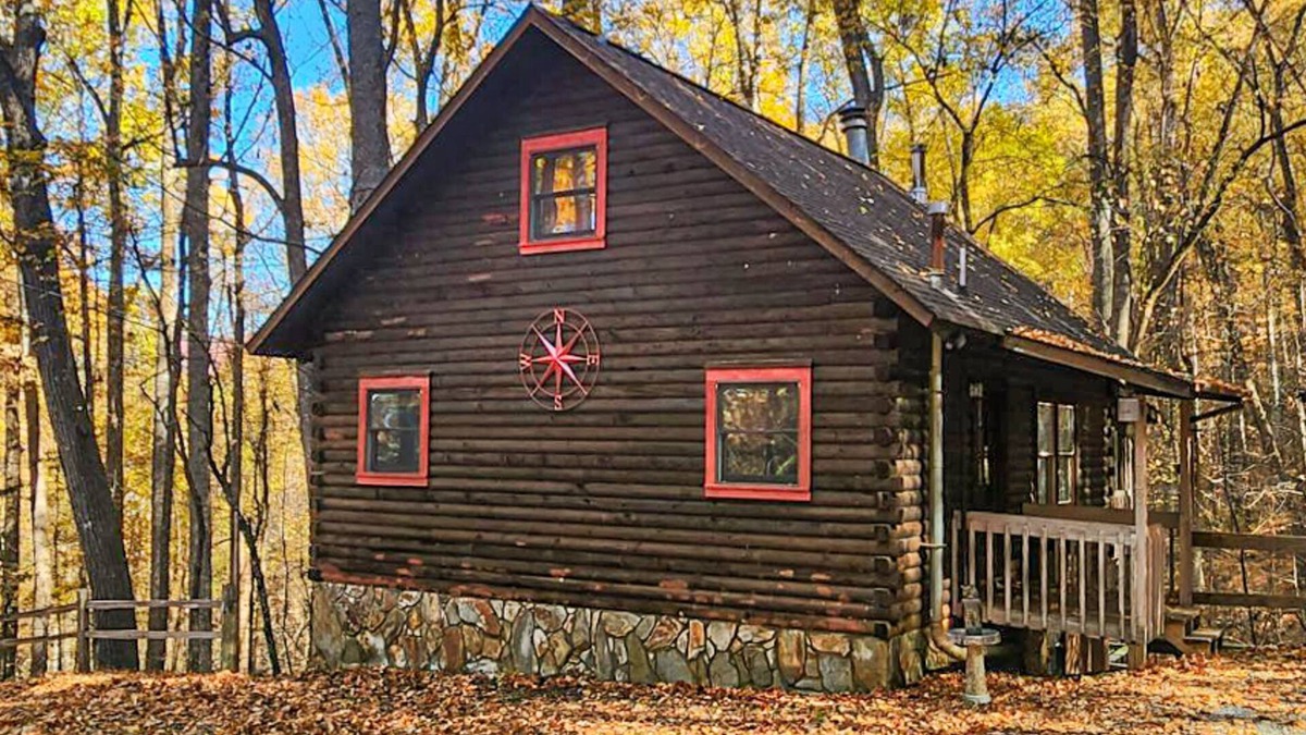 Walnut Mountain Cabin | Dog-Friendly Mountain Cabin with hot tub, pool, & ping-pong