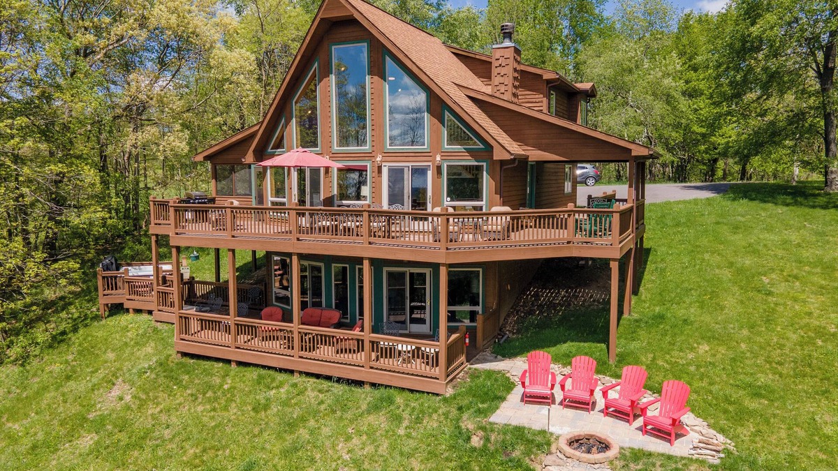 Paradise Point House | Dog Friendly Mountain Chalet w/Fireplaces & Hot Tub