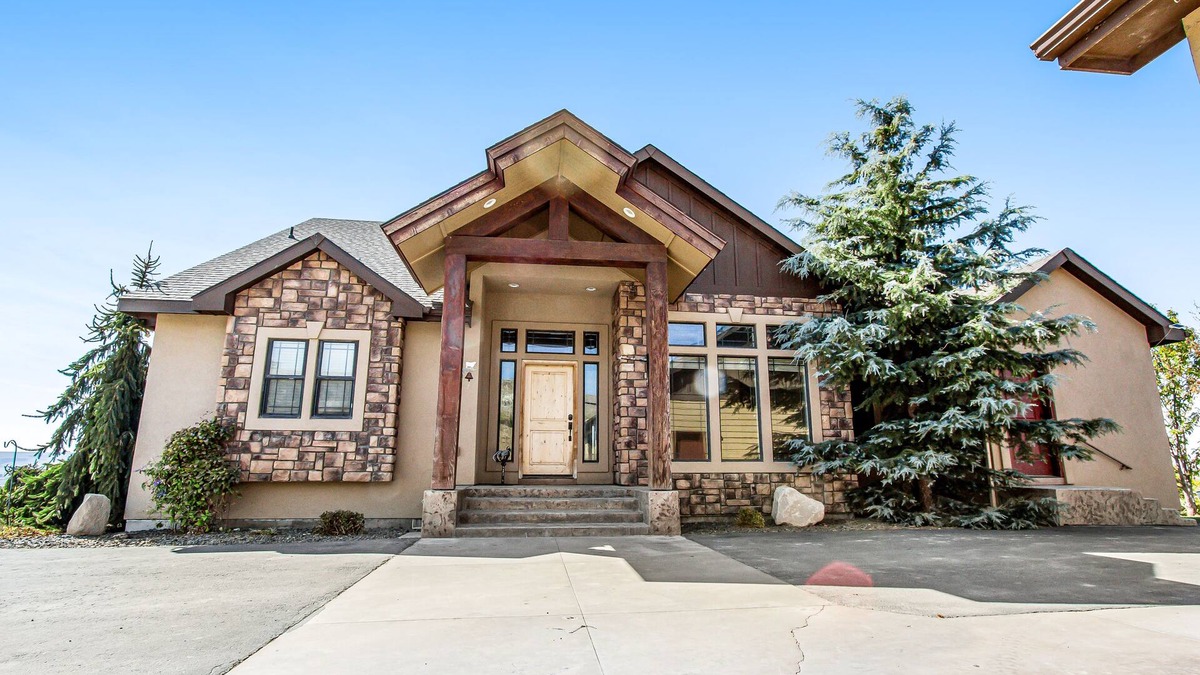 Canyon County House | Dog-Friendly Retreat on Vineyard w/Deck, Enclosed Yard & Fast WiFi