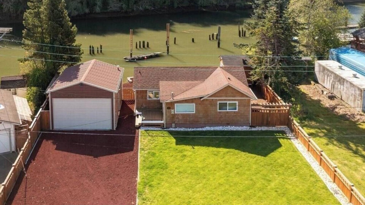 Aberdeen House | Dog Friendly, River Front Home. Fishing, Kayaks, Fenced, Firepit, Crab pots