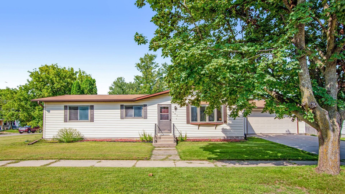 Mauston House | Dog-friendly, river view home with gas grill, fast WiFi, picnic table & deck