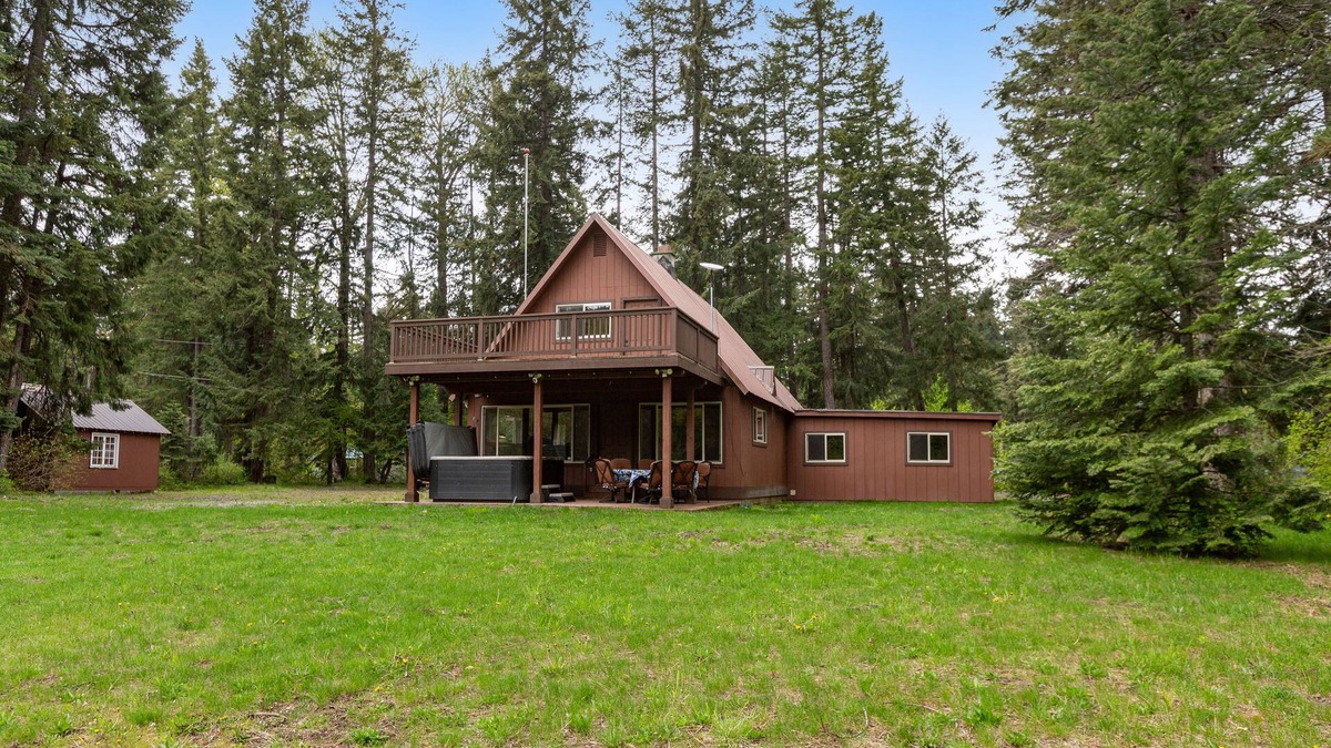 Cle Elum Cabin | Dog-friendly riverfront home with hot tub, large yard, fast WiFi and fireplace
