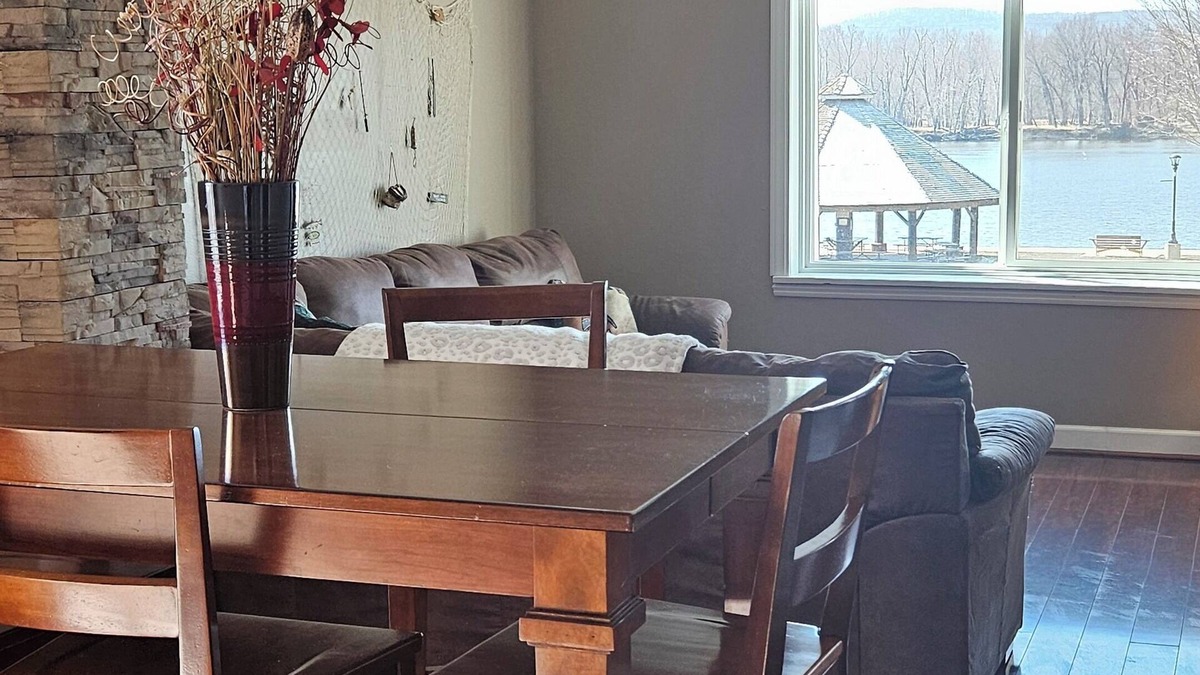 Cassville House | Dog-friendly riverview home on the Mississippi!