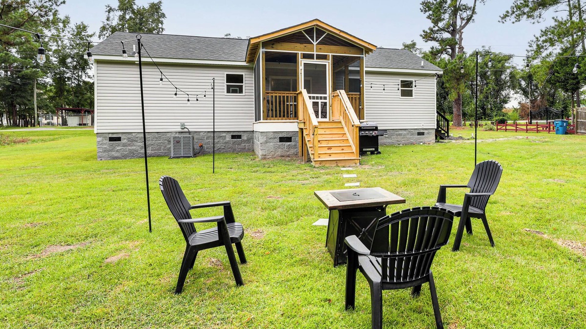 Russellville House | Dog Friendly, Screened Porch: St Stephen Retreat!