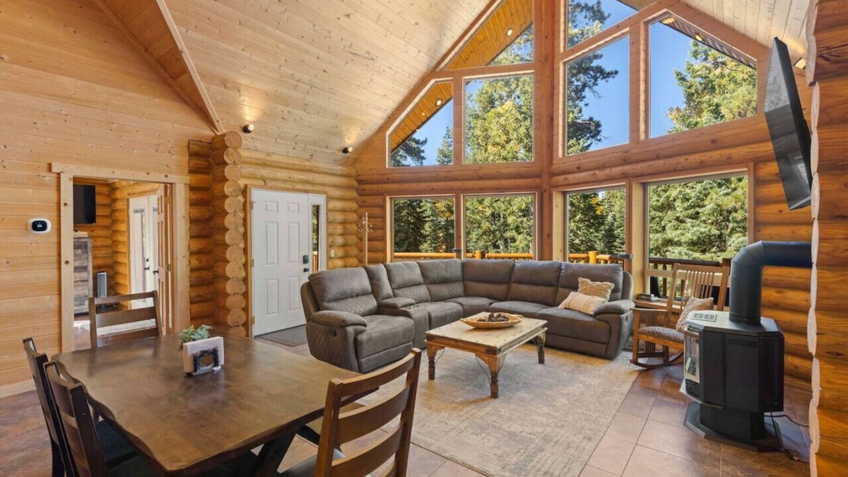 Meadow View Heights Cabin | Dog-friendly log cabin with game room and fire pit
