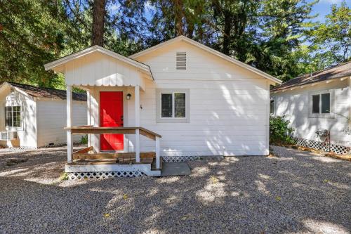 Cobb Hotel | Dog-Friendly Wine Country Cabin cabin