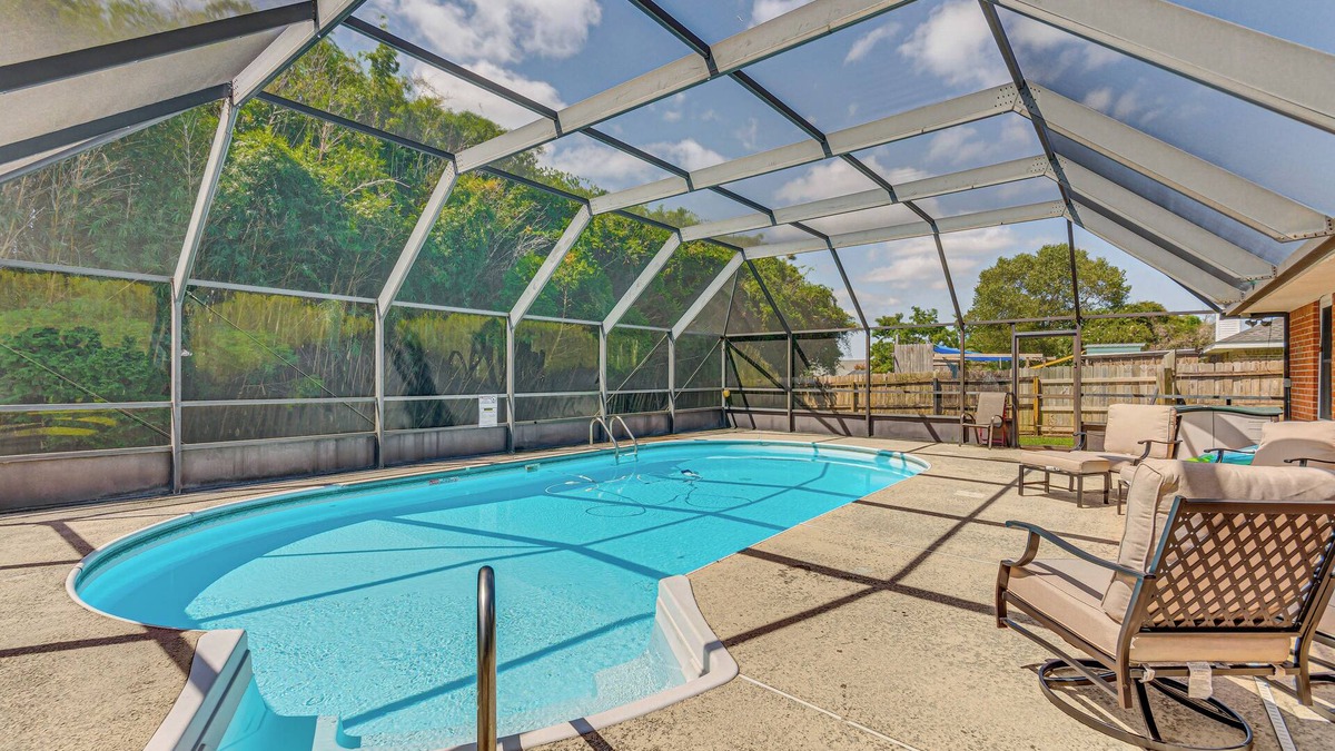 Gulf Breeze House | Dogs Welcome, 1 Mi to Zoo: Gulf Breeze Retreat!