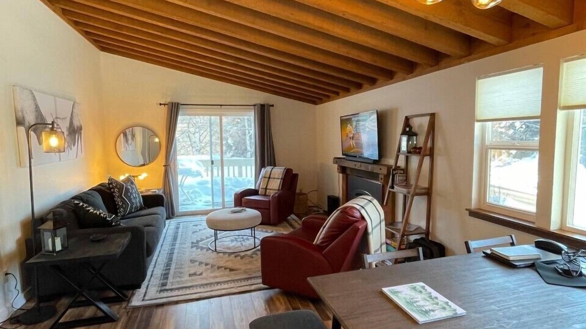 Sun Valley Condo | Dogs welcome! Clean, cozy Sun Valley condo in Elkhorn