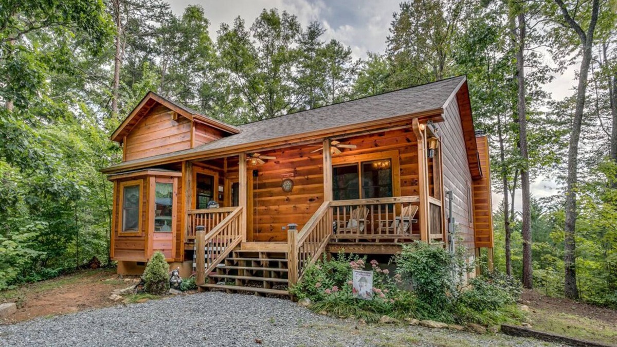 Morganton Cabin | Dogwood Cabin | Hot Tub | Outdoor Fireplace | Grill