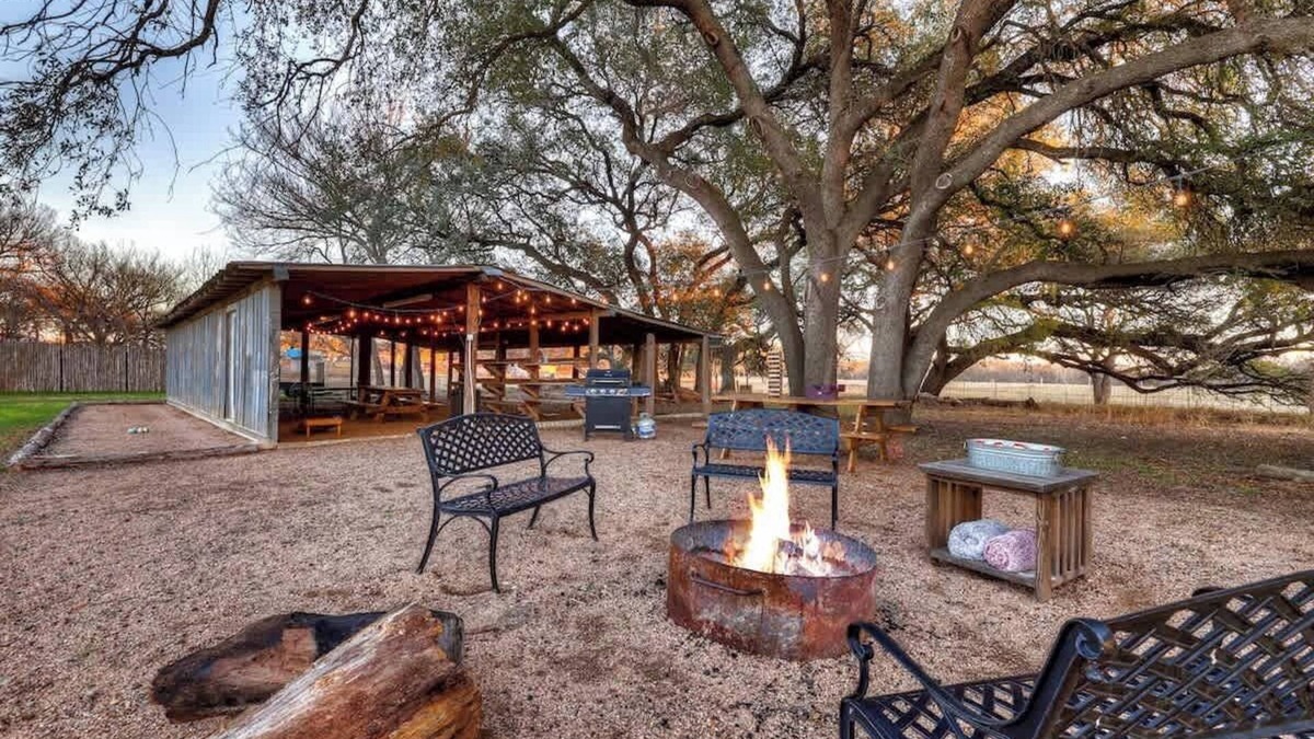 Fredericksburg House | Dolly's: Hot-tub + Party Barn w/Games + Fire Pit!