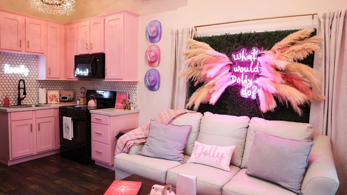 Dover House | Dolly's Place 6260 S