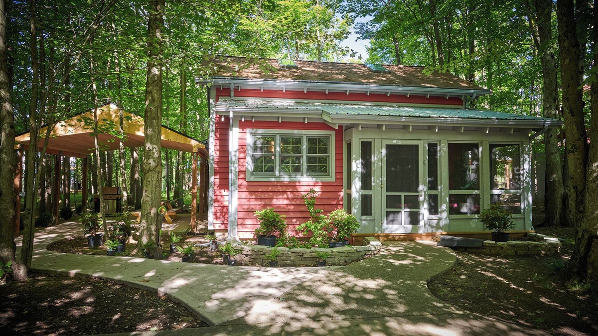Fennville House | Dollybrook 4 - Pet friendly - community pool - groups allowed