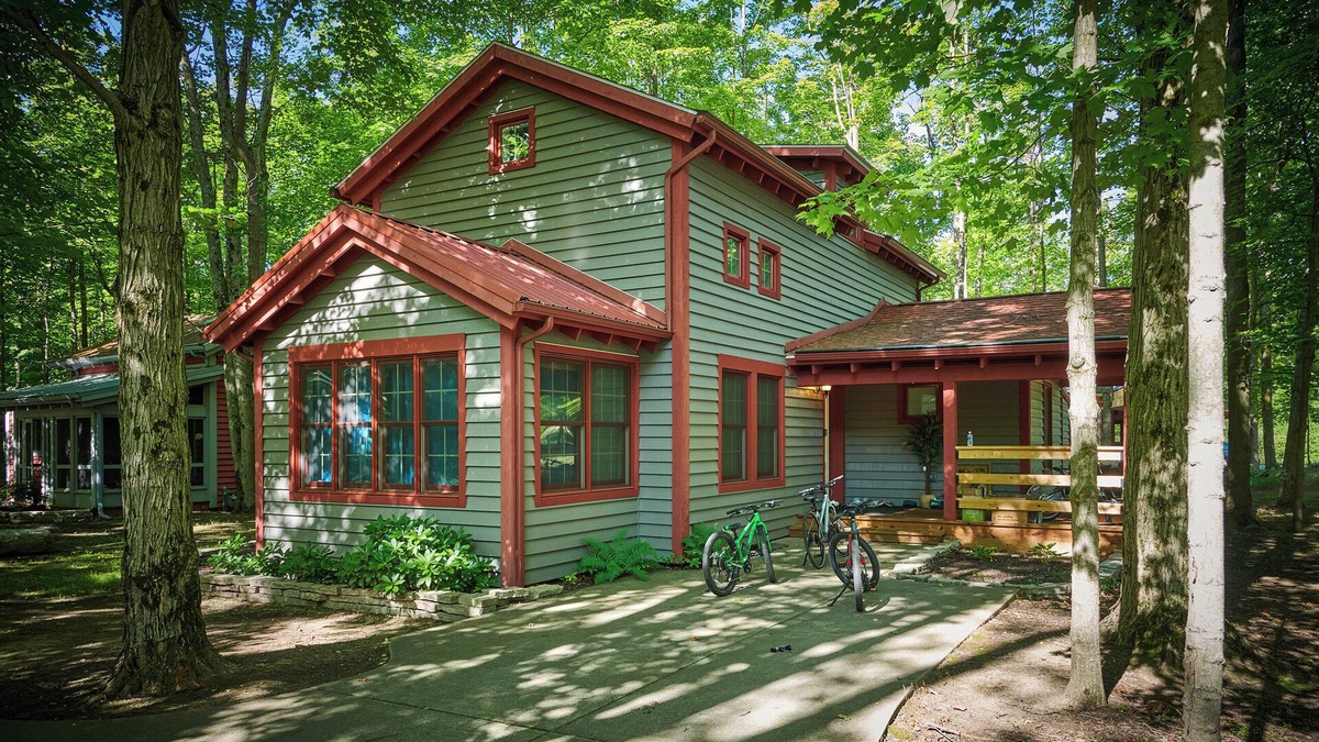 Fennville House | Dollybrook 5 - Pet Friendly - Community Pool - Groups Welcome