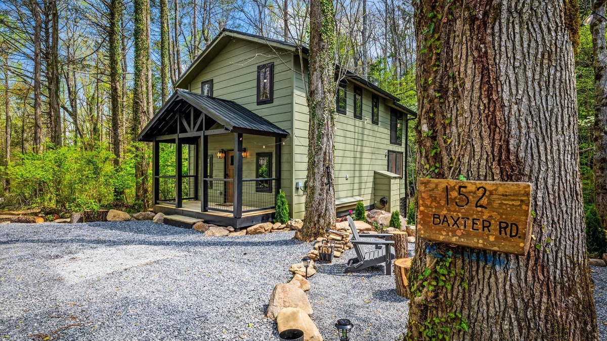 Rocky Grove Cabin | Dollys Retreat & The Greenhouse - 450ft to trails