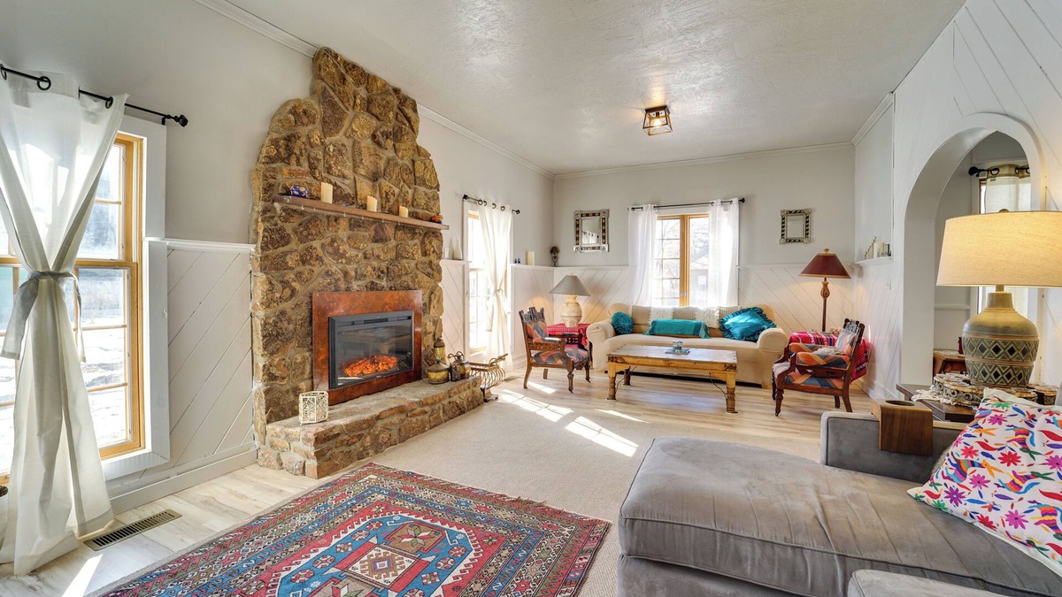 Lewis Cottage | 'Dolorable' Home w/Yard - Walk to River!