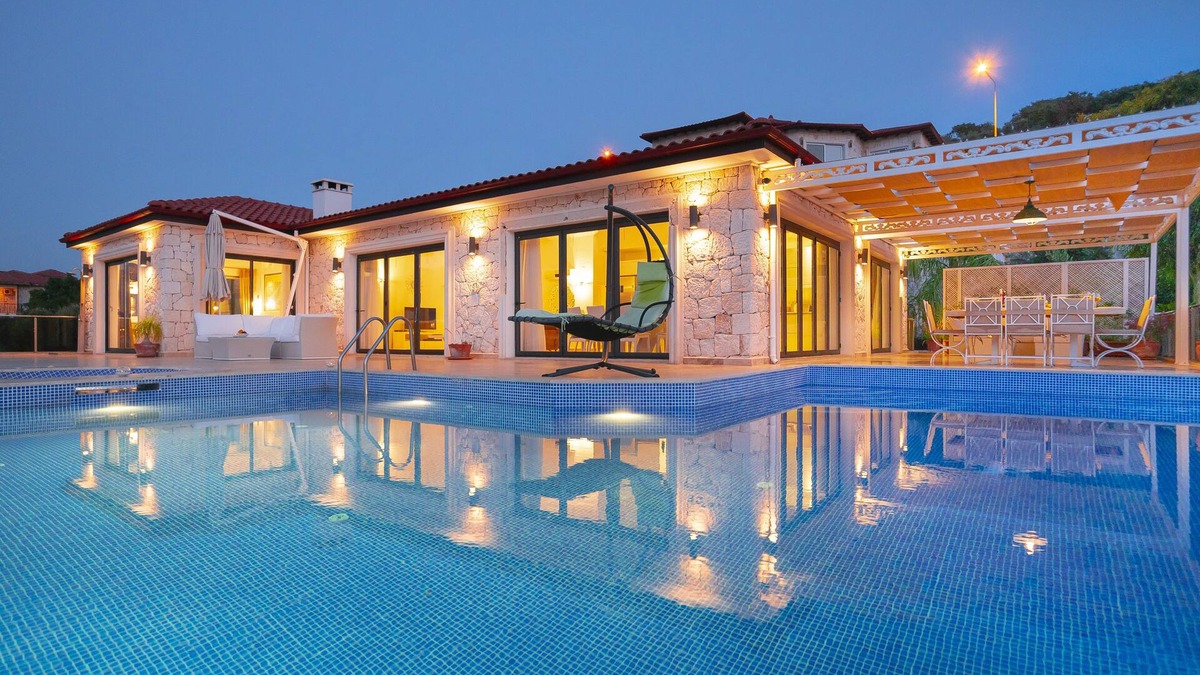 Kas Villa | DOLPHIN BAY VILLA, STUNNING, LARGE PRIVATE INFINITY POOL + JACUZZI, SLEEPS 8.