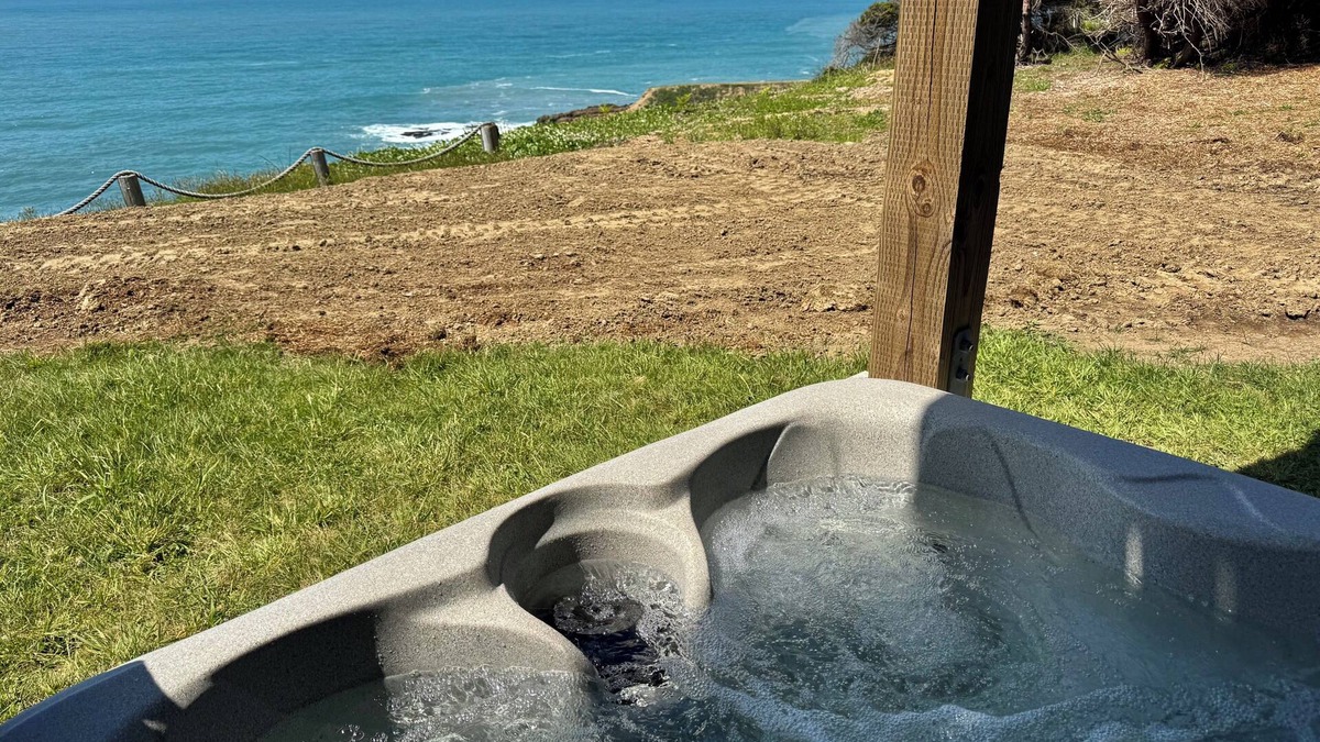 Ocean Shores Condo | Dolphin by OceanviewHotTubs Tesla charging Oceanfront Shelter Coven