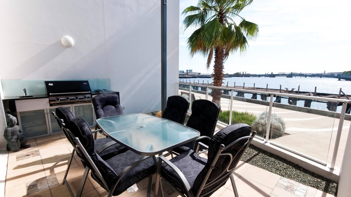 New Port House | Dolphin Cove - Waterfront, Pool, Gym, Free Parking