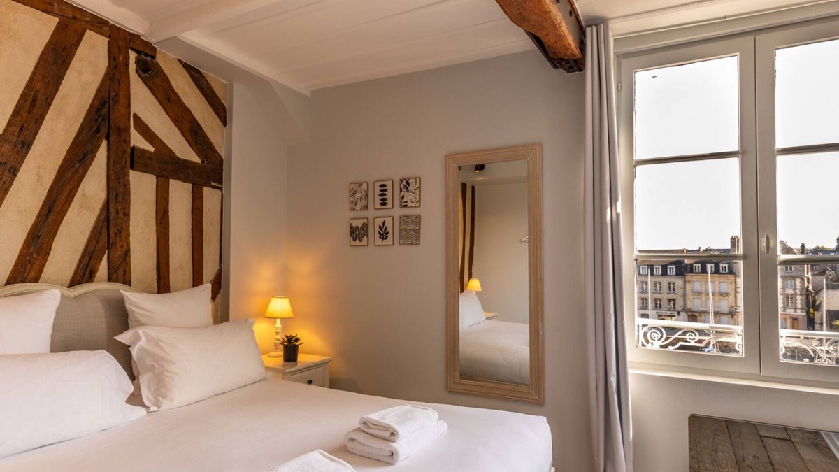 Honfleur Apartment | Dolphin view - 1st floor - Charming, comfortable flat on the port