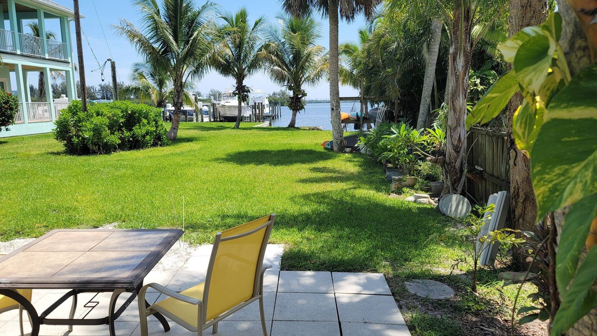 South Grant Cottage | Dolphin Watch On The Indian River From Your Own Beach Or Dock!!!