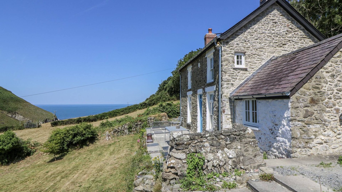 Llandyssiliogogo House | DOLWYLAN COTTAGE, pet friendly, character holiday cottage in New Quay