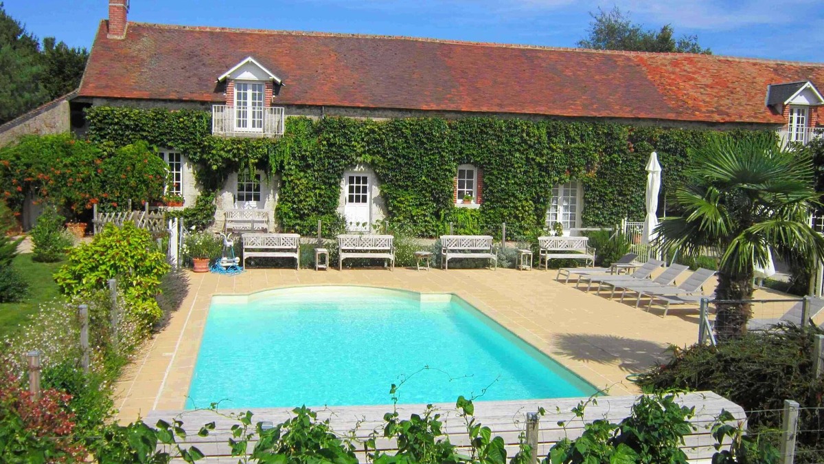 Averdon House | Domaine de Champouteau - LES HORTENSIAS Large charming gîte 5* 12 persons
