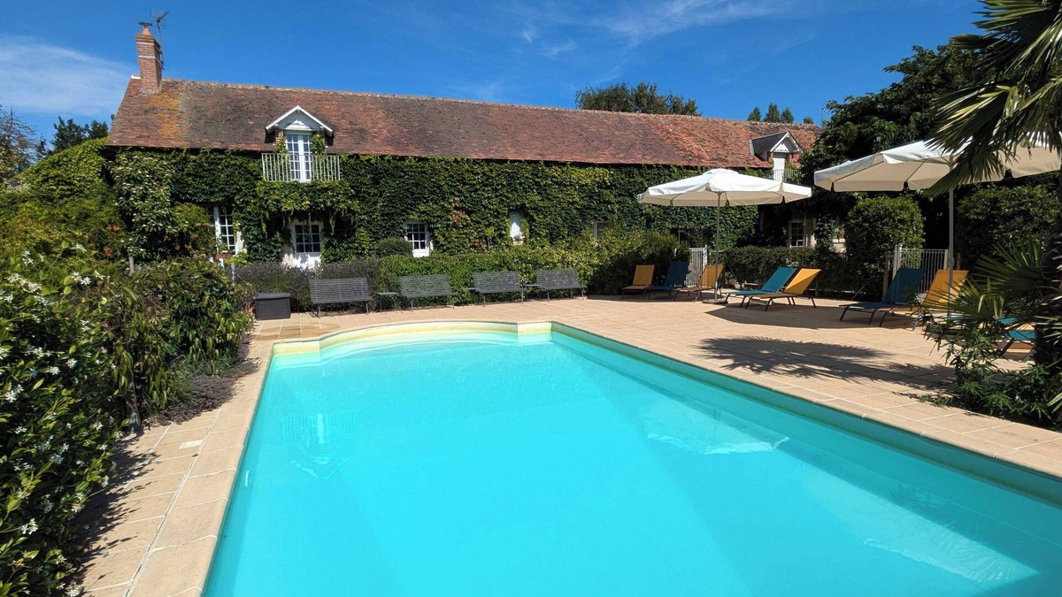 Averdon House | Domaine de Champouteau - LES GLYCINES - Charming gîte 5* 6 people
