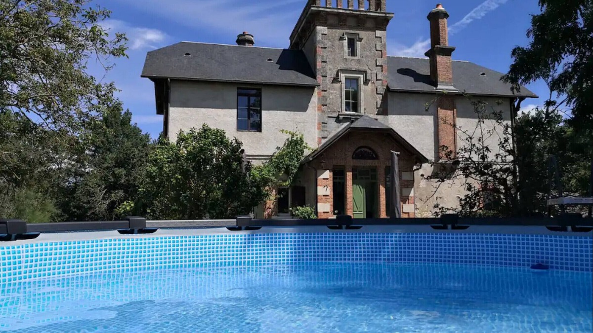 Cosne-Cours-sur-Loire Cottage | Domaine de l'Île: Historic house with pool and Wi-Fi