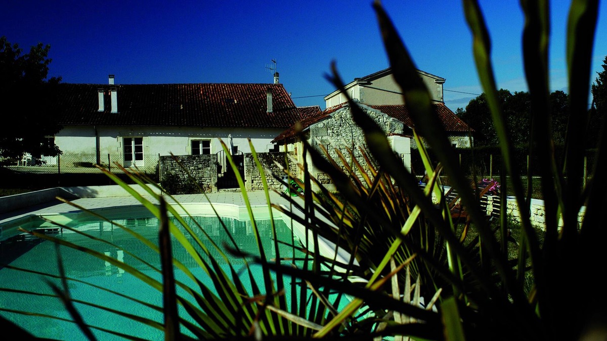 Asnieres-la-Giraud Apartment | Domaine de la Laigne