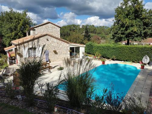 Fumel Bed & Breakfast | DOMAINE DES 3 CYPRÈS Chambre PIVOINE Chez Nath & Pat