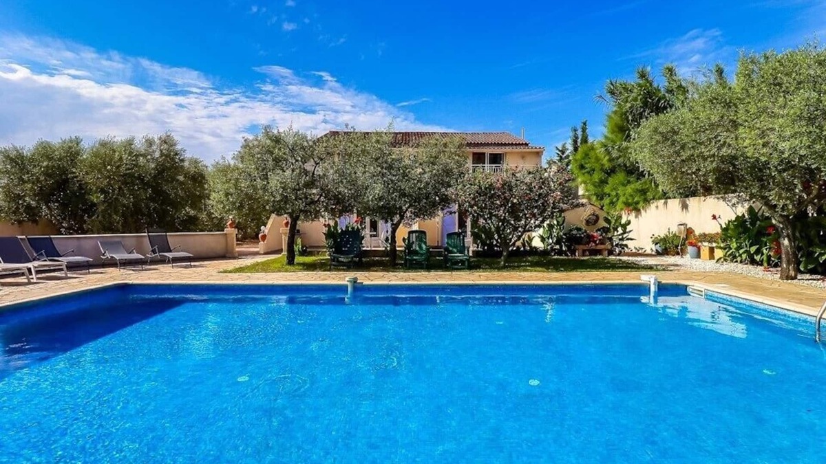 Beaucaire Apartment | Domaine des Oliviers-Appt for 2 to 4 people with swimming pool