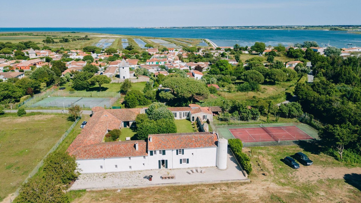 Loix Villa | Domaine des Tours - Tennis Court